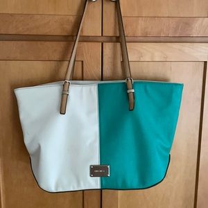 Nine West classic tote. RAZZLE DAZZLE THEM! 4U!